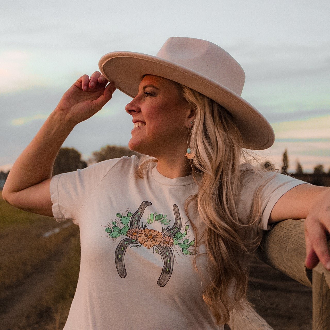 Lucky Horseshoes Tee | Desert Darling Brand